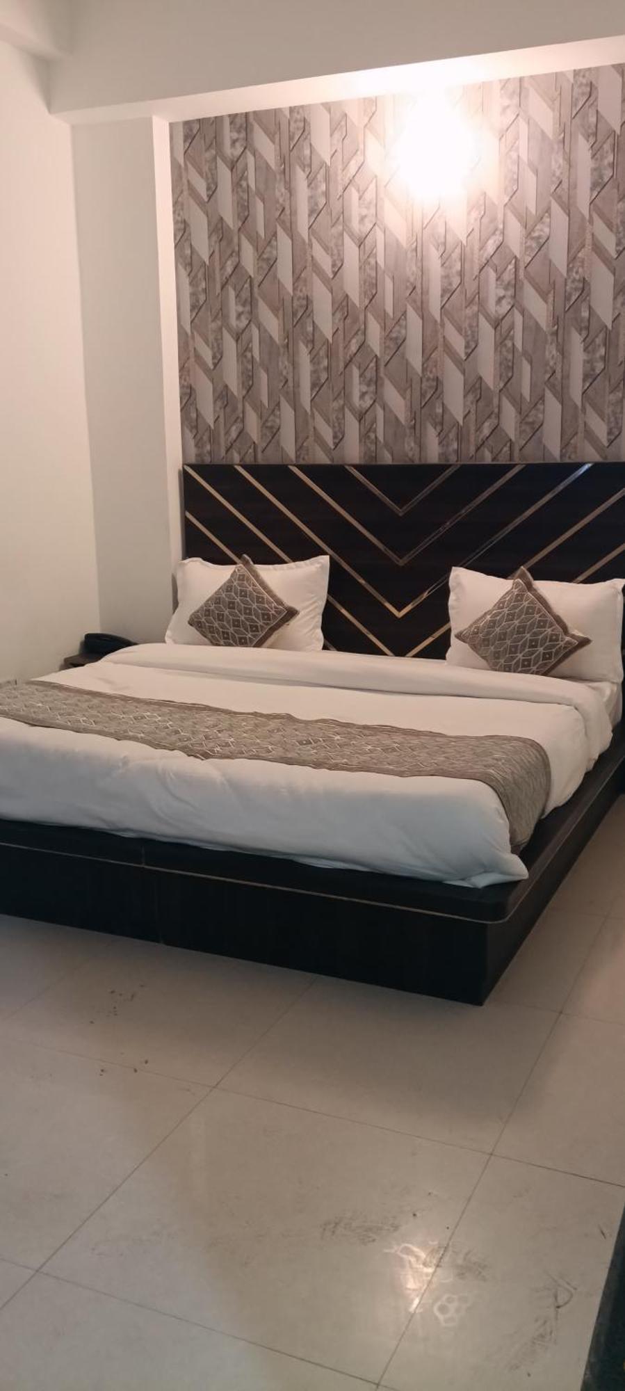 Hotel Blue Heaven Oyotownhouse 가지아바드 외부 사진