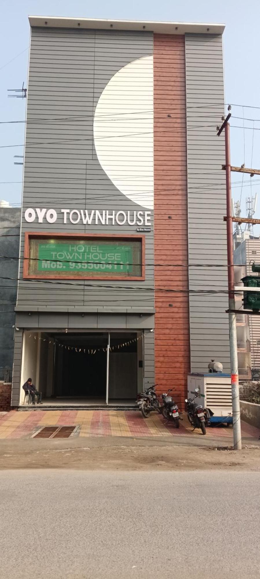 Hotel Blue Heaven Oyotownhouse 가지아바드 외부 사진